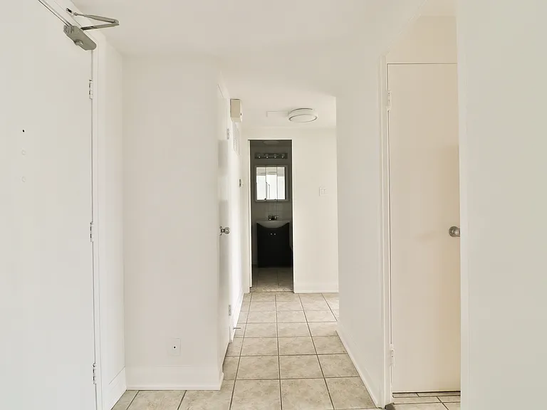 484 Avenue Rd — Photo 6