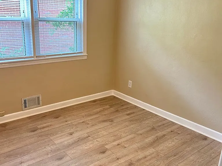 1031 E Leicester Ave — Photo 8