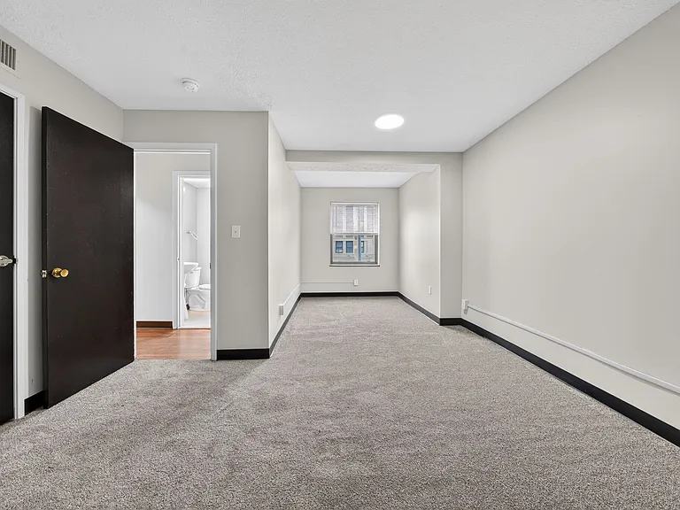 Commodore Place — Photo 13