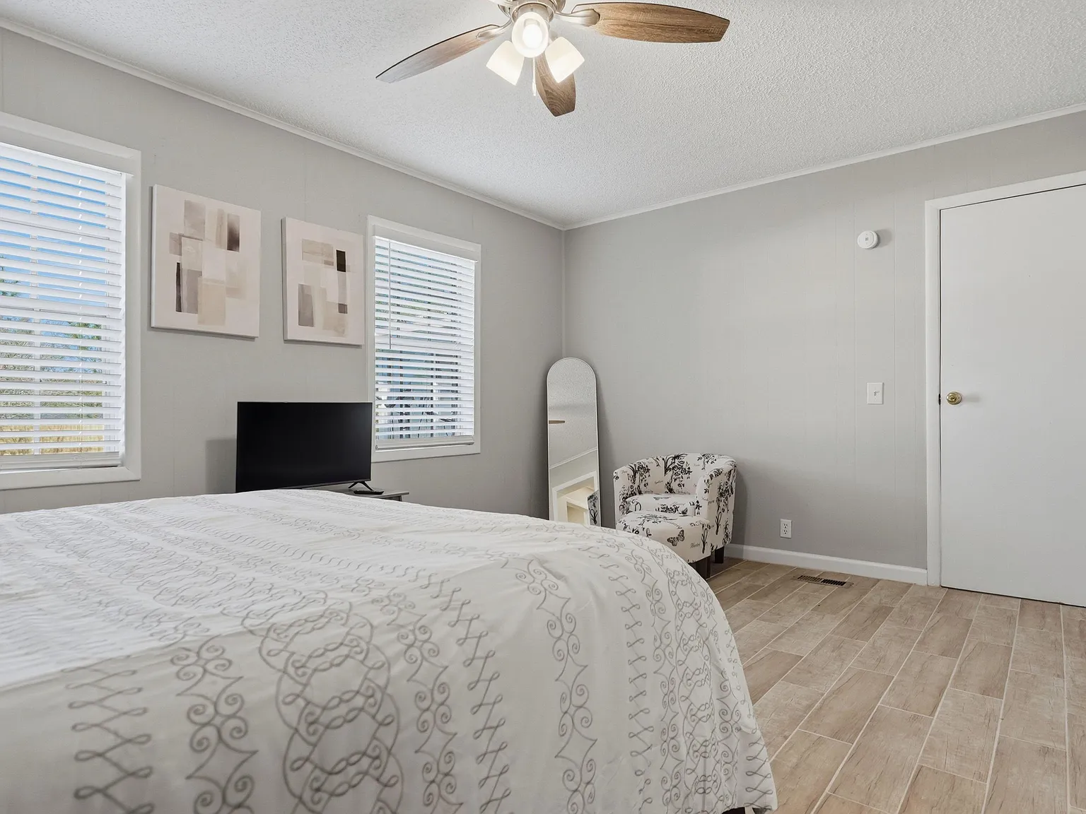 3 bed, 2.0 bath, 1584 sqft, $910 — Photo 2