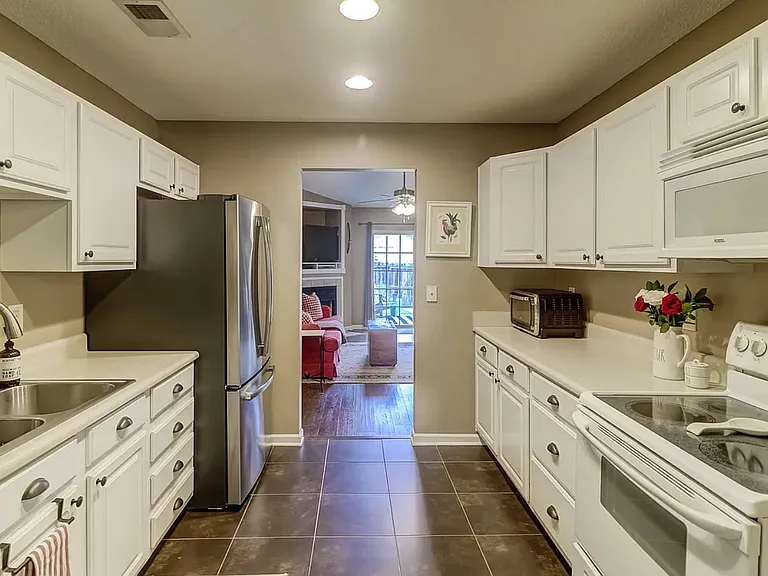 1691 Dexter Ln — Photo 10