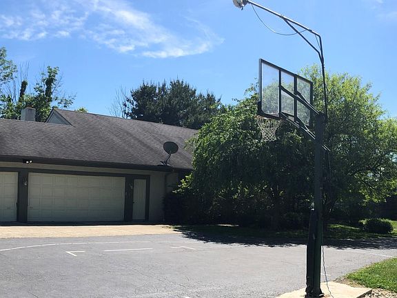 3-1/2 Car Garage Driveway