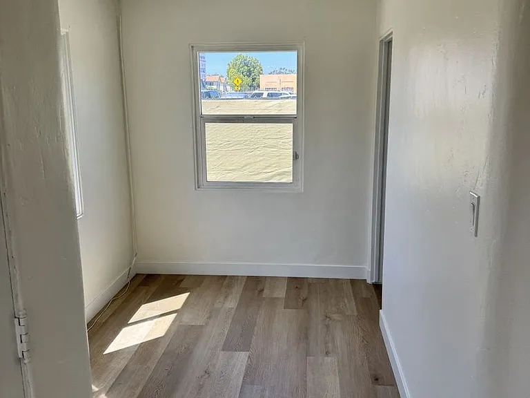 3877 Chamoune Ave — Photo 31