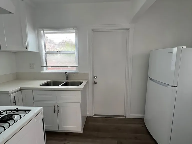 542 W 49th St — Photo 3