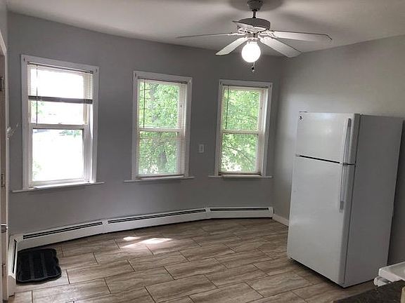 Spacious Eat inKitchen