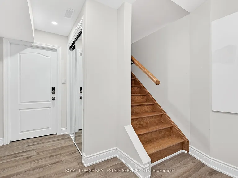 48 Eringate Ct #LOWER — Photo 3