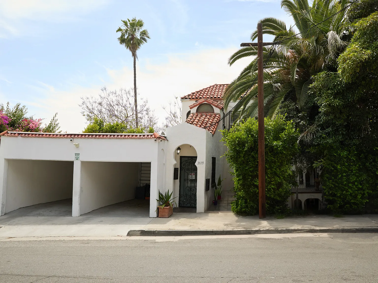 2039 Ivar Ave — Photo 1