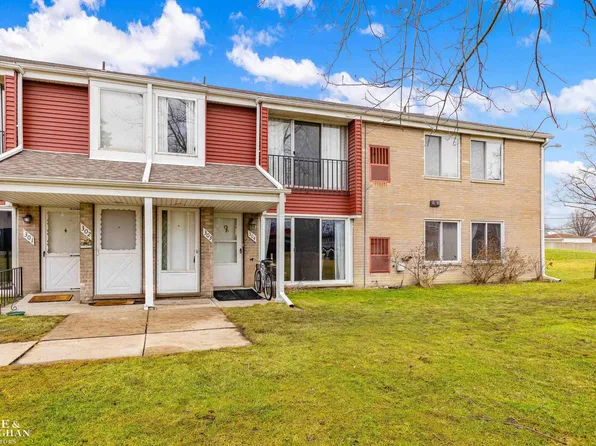 303 Sunset Ln, Saint Clair Shores, MI 48082