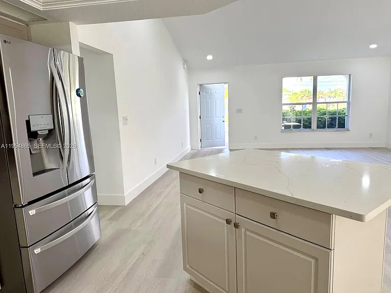 142 SW 34th Pl — Photo 5