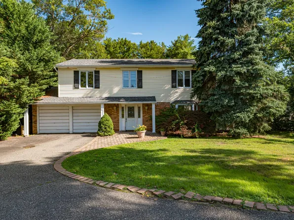 19 White Cliff Ln, Nesconset, NY 11767