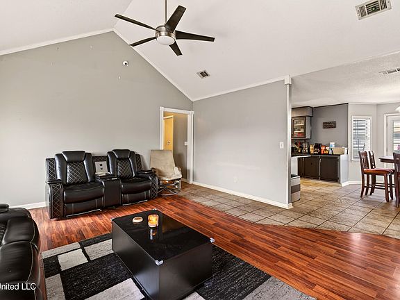 4th image of 2 Hundley Rd