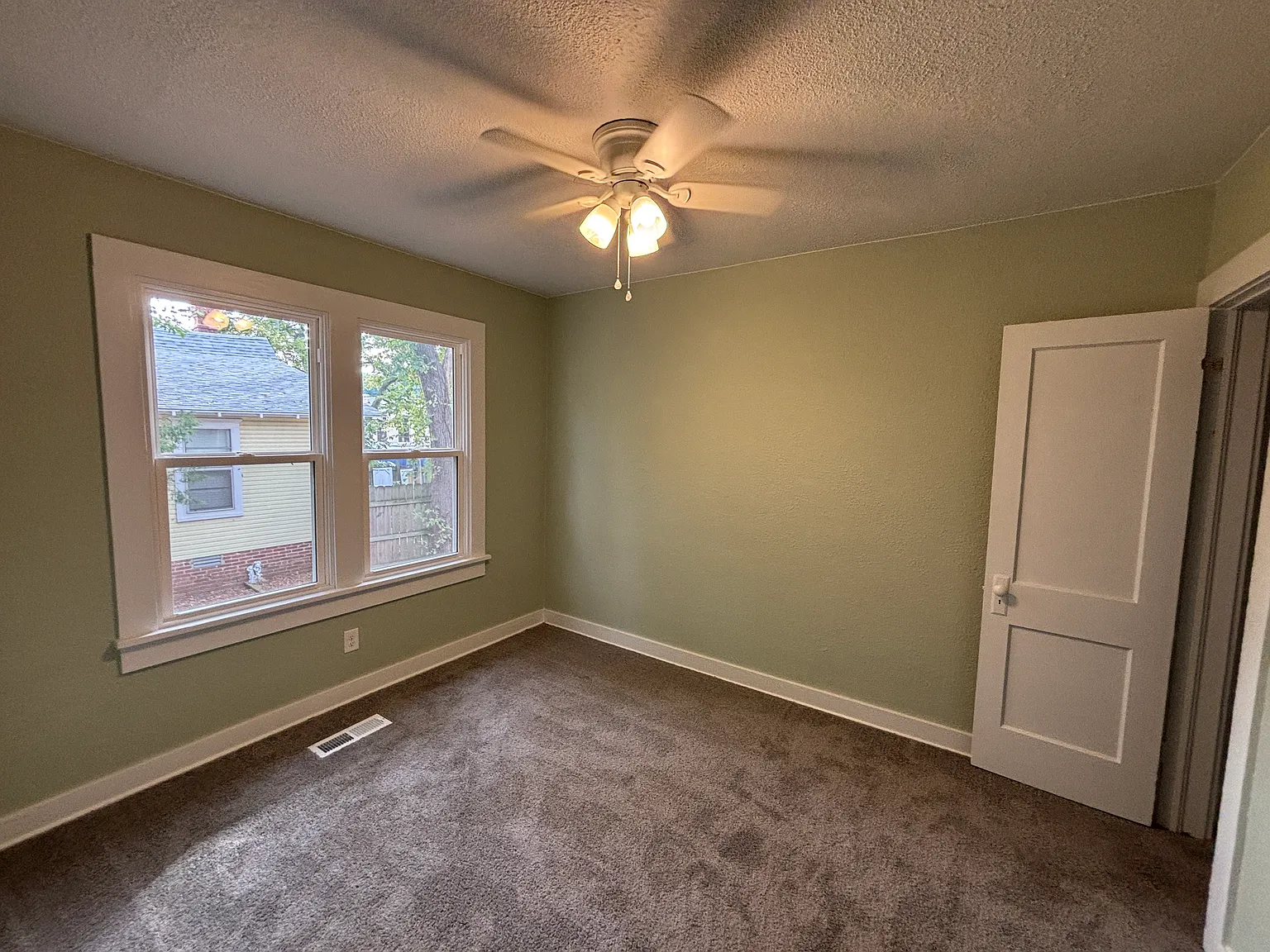 2 bed, 1040 sqft, $995 — Photo 4