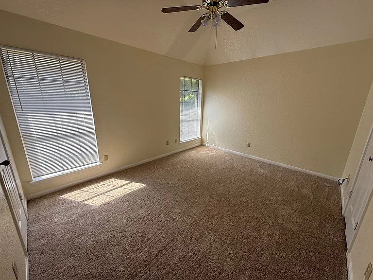1815 Diana Ln — Photo 28