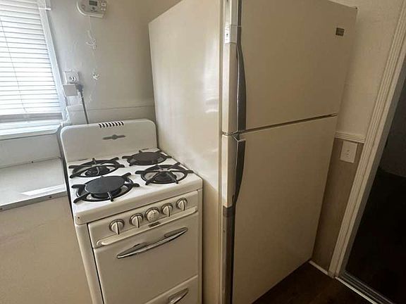 5th image of 260 Nordina St APT B