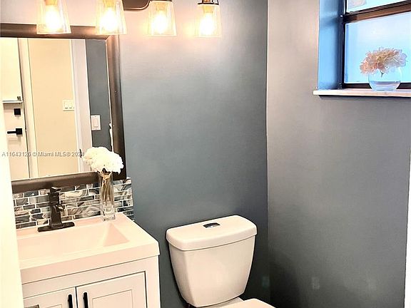 4th image of 21175 Mainsail Cir #15