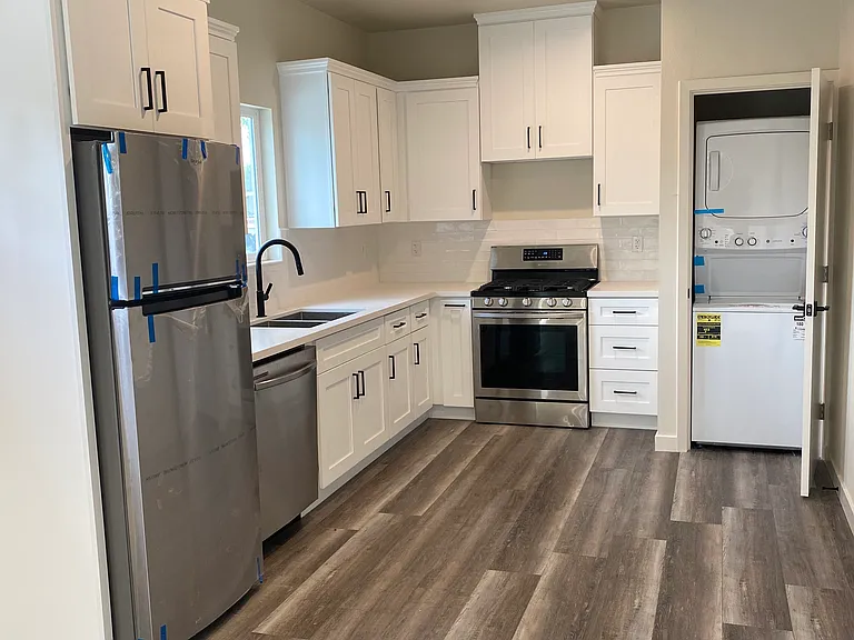 324 E Colorado Blvd #1 — Photo 17