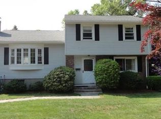 4 Lantern Ln, Burlington, MA 01803