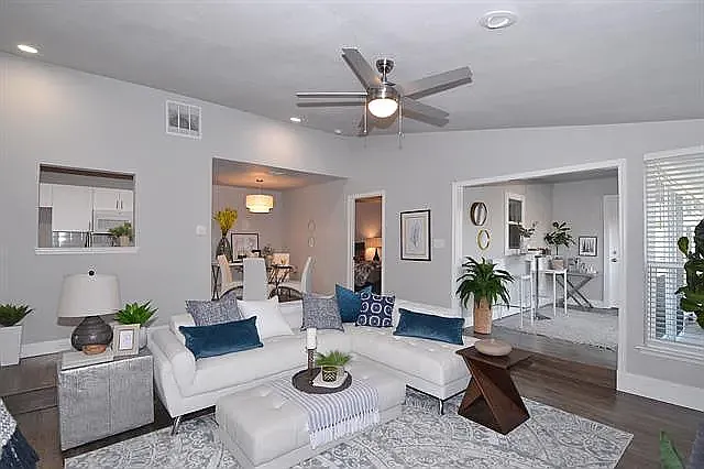 3 bed, 1273 sqft, $2,400 — Photo 2