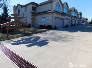 8830 S Roberts Rd, Hickory Hills, IL 60457