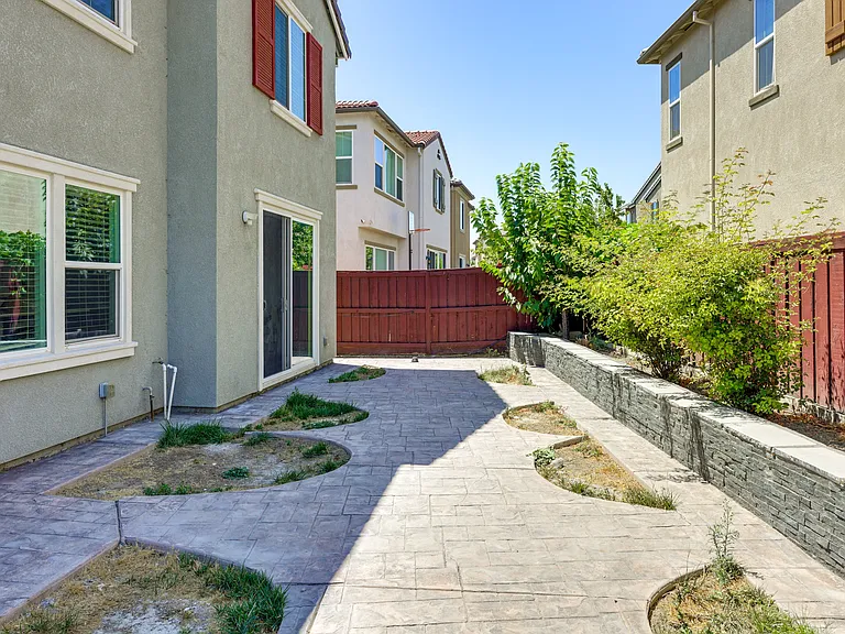 564 E Marcello Ave — Photo 29