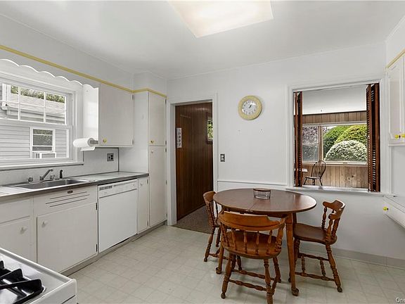 5th image of 16 Deerfield Ave