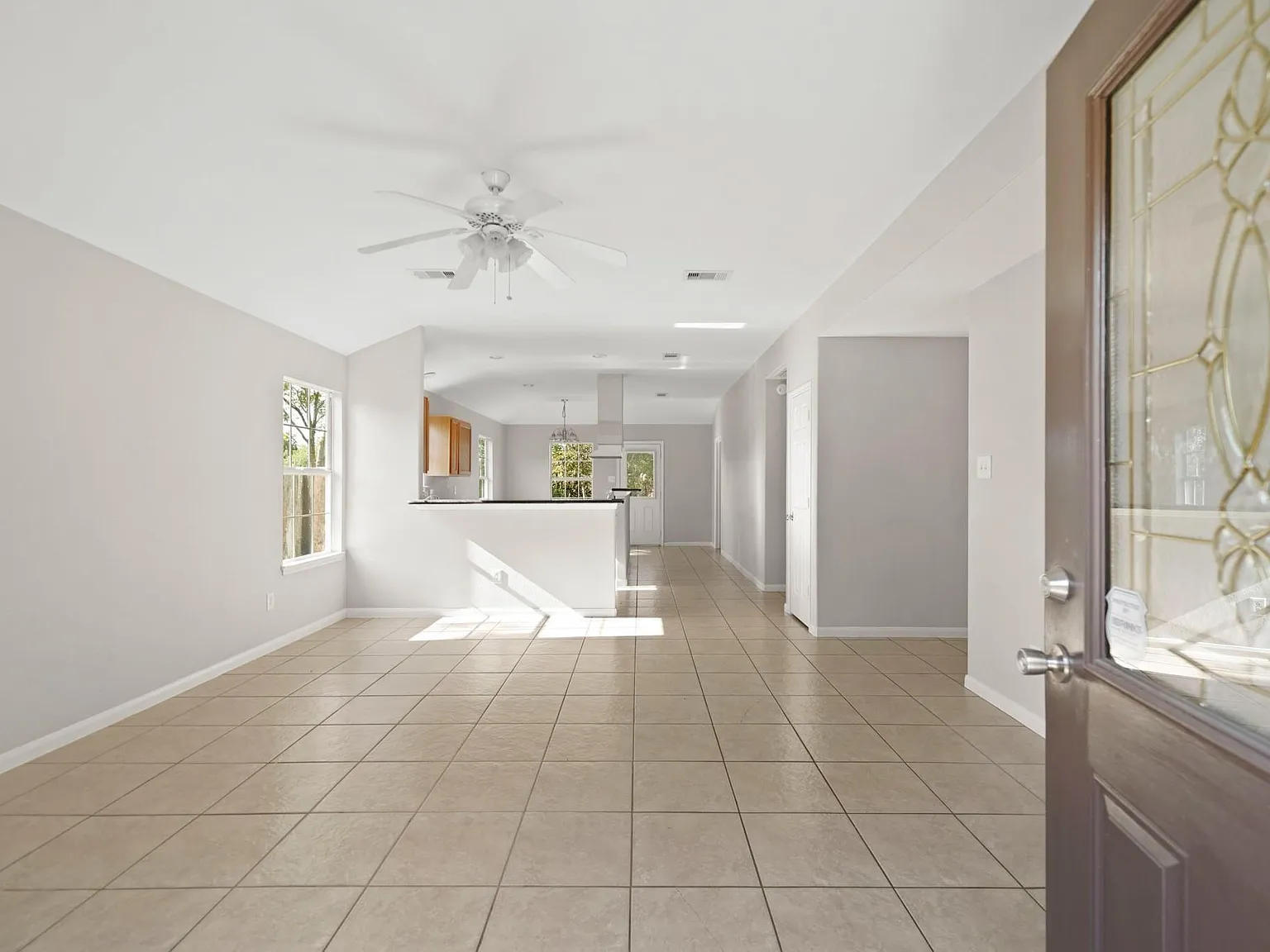 3 bed, 2.0 bath, 1284 sqft, $2,000 — Photo 2