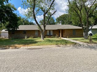 740 Skylane Dr S, Uvalde, TX 78801