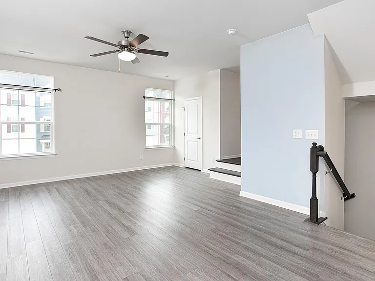 410 Cross Country Way — Photo 3
