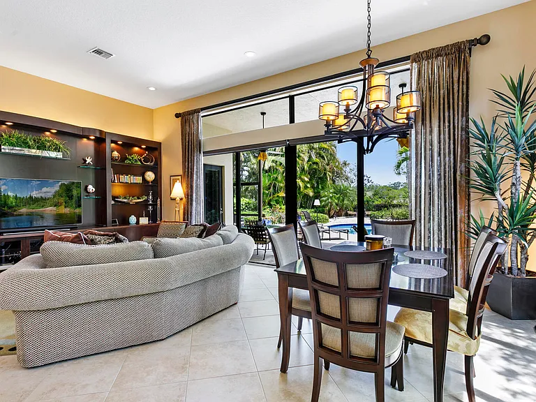 6700 Fox Hollow Dr — Photo 8