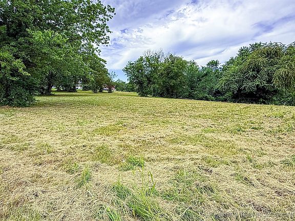 4th image of 715 S Cherokee St