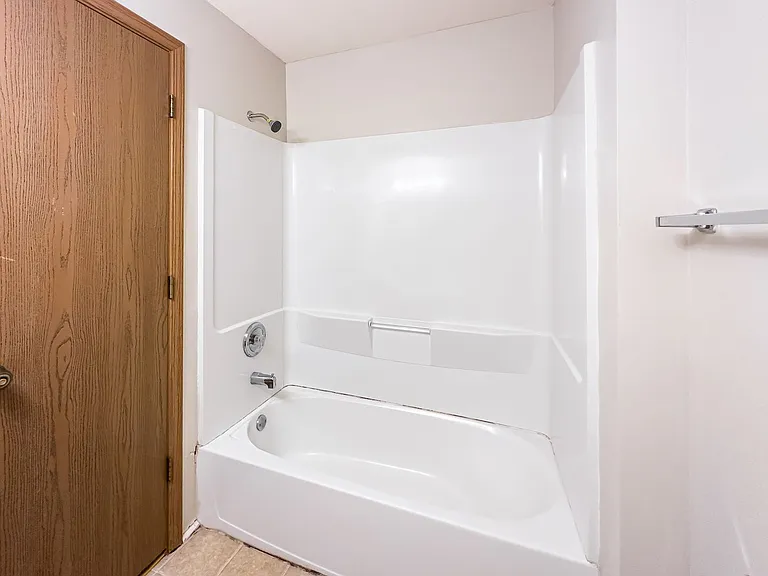 1915 Waverly Ct — Photo 10