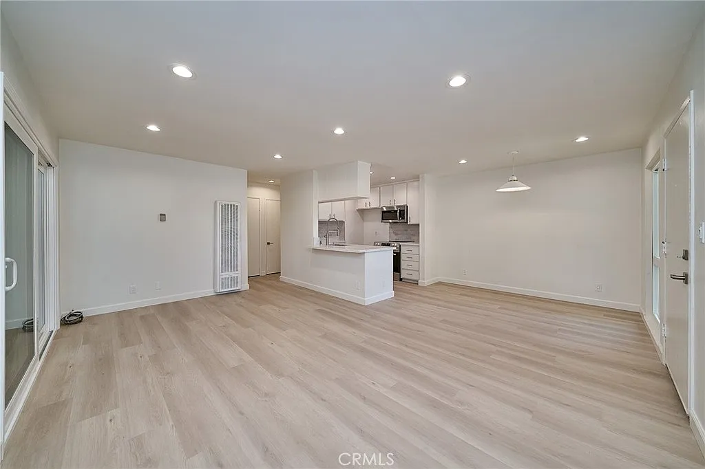 1 bed, 639 sqft, $2,300 — Photo 3