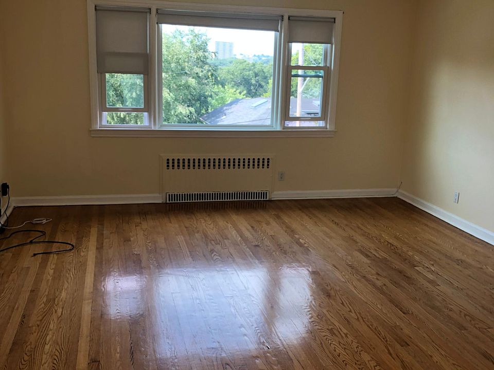 1st image of 32 Sunset Dr