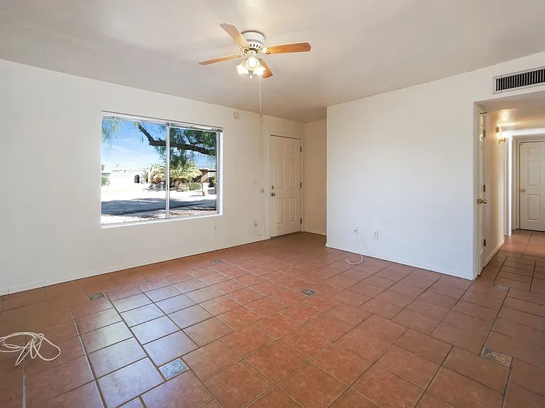 1942 S Sunburst Dr — Photo 2