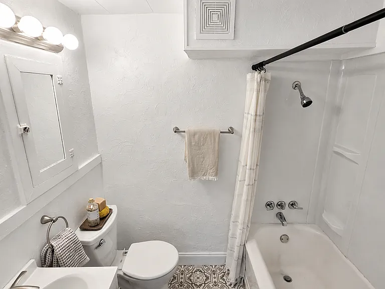 1818 W Washington St — Photo 12