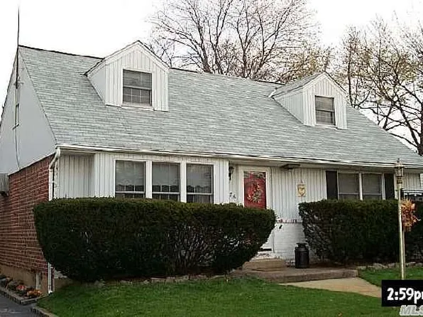 976 Ferngate Dr, Franklin Square, NY 11010