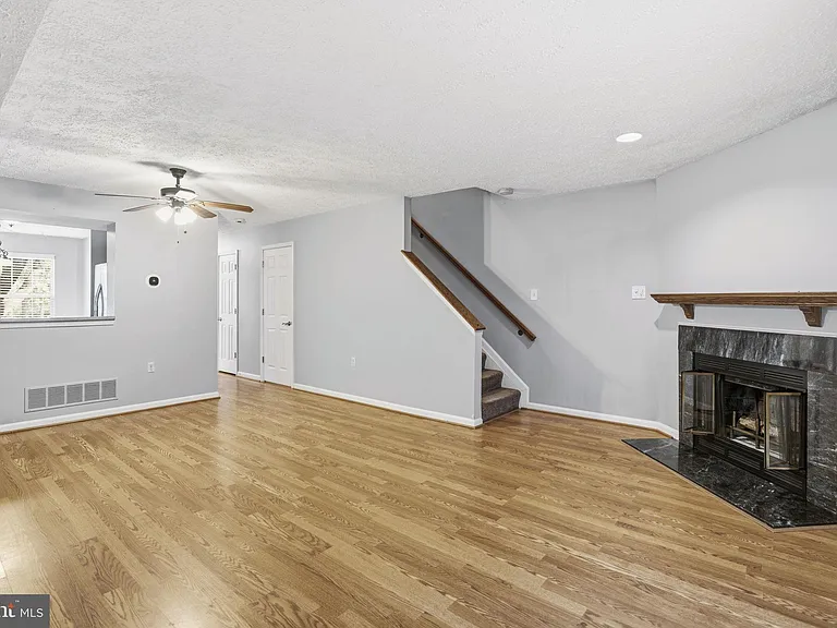 4330 Gilmer Ct — Photo 2