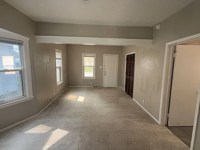 216 W Sylvania Ave — Photo 4