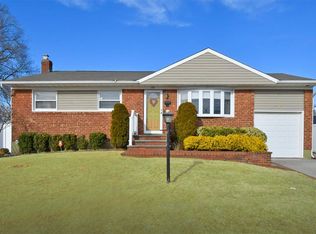 323 Balchen St, Massapequa Park, NY 11762