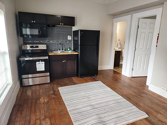 4th image of 211 Robert E Lee St #C