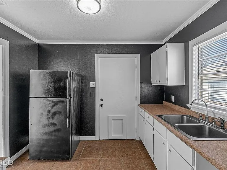 2400 Broadway Dr — Photo 16