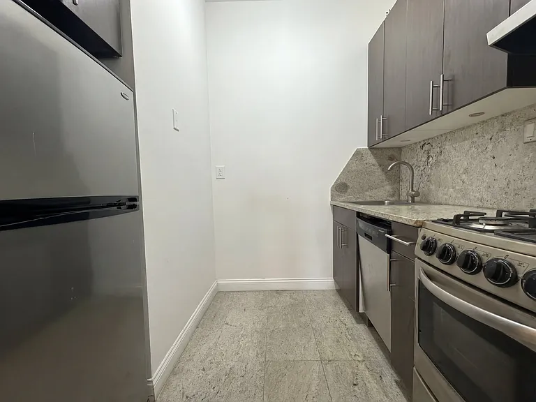 425 E 80th St #4B — Photo 2