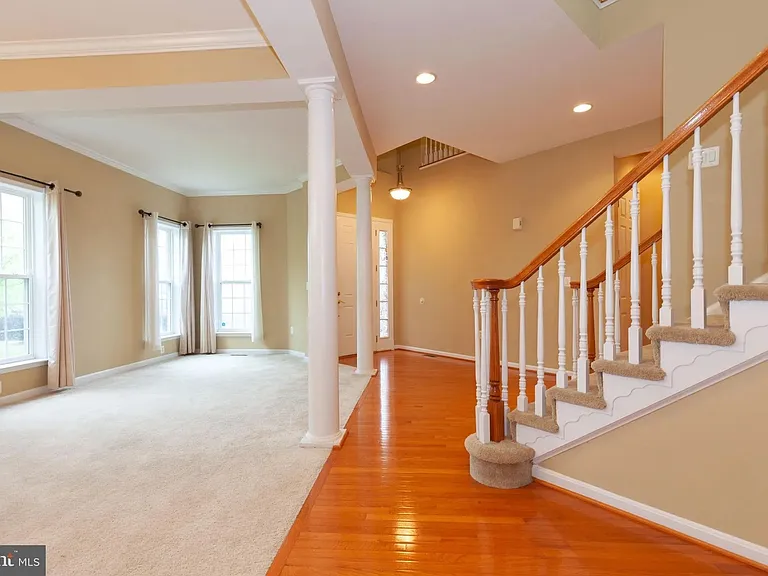Grand Entrance to Living and Dining. 10' Ceiling height
