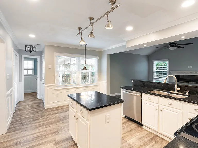 412 Peachtree Ln — Photo 10