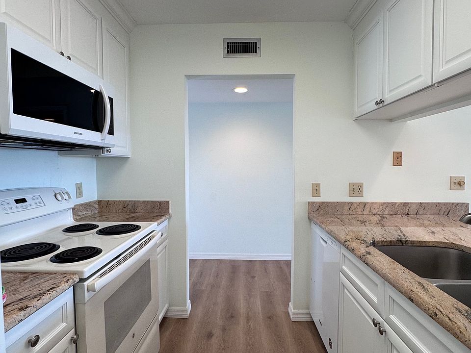 Renovated Kitchen w/ beautiful granite counters!