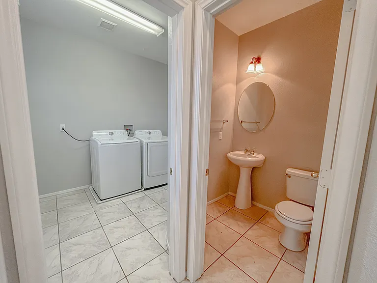 5646 Saint Elias St — Photo 36
