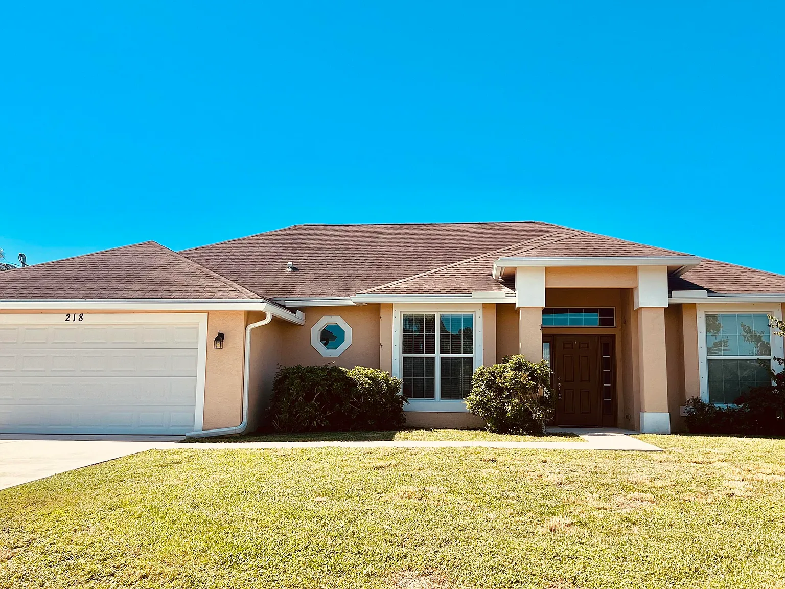 3 bed, 2.0 bath, 2117 sqft, $2,700 — Photo 1