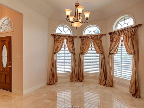 3rd image of 915 Grand Oaks Cir