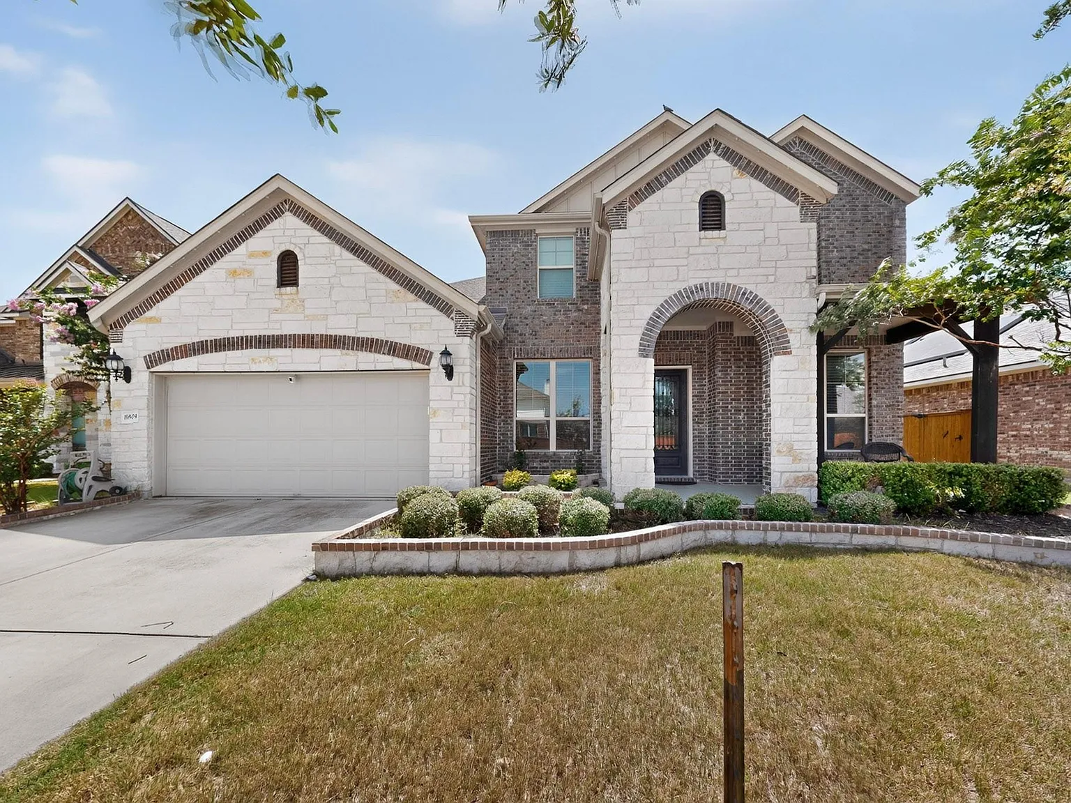 5 bed, 3.0 bath, 3383 sqft, $3,200 — Photo 2