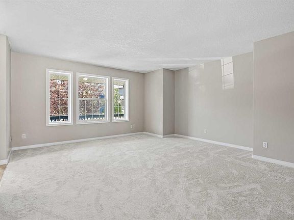 4th image of 28 S Saddlebrook Gdns NE